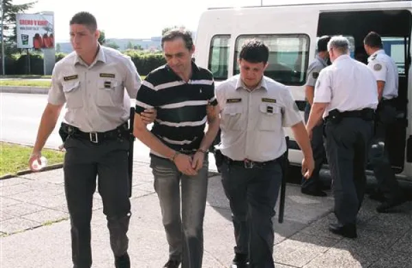Pazniki so včeraj na sodišče pripeljali Romuna, ki je obtožen grozljivega posilstva