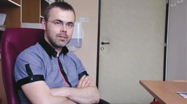 Dr. Borut Škodlar: “Resda so med različnimi narodnostmi ali skupinami ljudi različni načini izražanja čustev: bolj ko zmorejo izražati svoja čustva, tako pozitivna kot negativna, bolj kot so odprti v medsebojni komunikaciji, manj je zadržane in nakopičene agresije oziroma jeze v ljudeh.”
