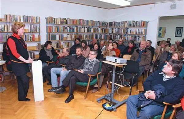 Zadnje leto je postala komenska knjižnica tudi prostor, kjer domačini predstavljajo svoje diplomske naloge in doktorske disertacije