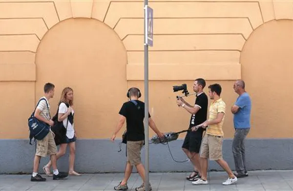 Režiser Boris Palčič (desno) in mladi filmarji načrtujejo, da bodo Glas mladih premierno prikazali septembra 