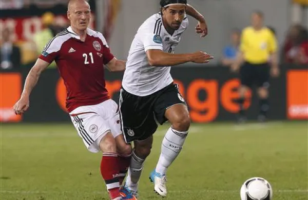 Sami Khedira (na fotografiji desno) skrbi za ravnotežje v nemški zvezni vrsti