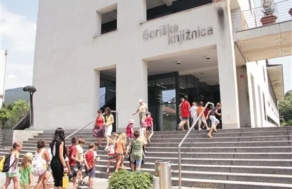 Svet knjižnice in občina se še kregata, ali naj bo Jukić direktor. Medtem pa je spet slišati pripombe na poletni urnik, predvsem, da bo ob sobotah knjižnica zaprta.