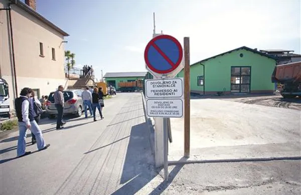  Prometni znak dovoljuje uporabo brezplačnega parkirišča za zadružnim domom le stanovalcem