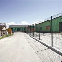Ograja, ki jo je Agraria postavila na svojem zemljišču, je zmotila sosede, saj so dolga leta lahko tam brezplačno parkirali