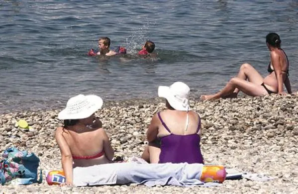 Cene za uporabo kopališč v slovenski Istri so različne 
