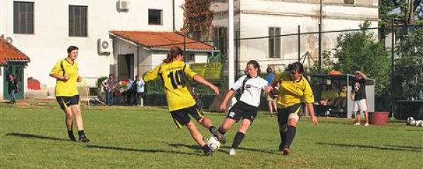 Ženski nogomet seveda ne more biti enak moškemu, lahko pa je prav tako zanimiv in vznemirljiv