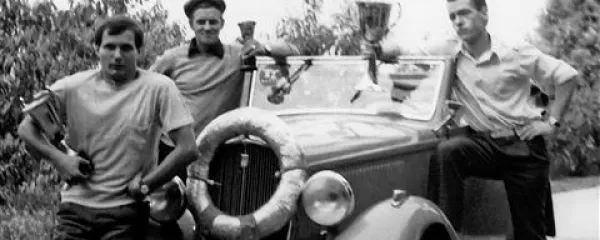 Zmaga na tretjem rallyju Murska Sobota - Ptuj, oktober 1968. Skrajno desno Sergej Čehovin, zadaj Aldo Sosič,  sovoznik in dežurni mehanik, spredaj levo Bojan Beltram, voznik spremljevalnega vozila.