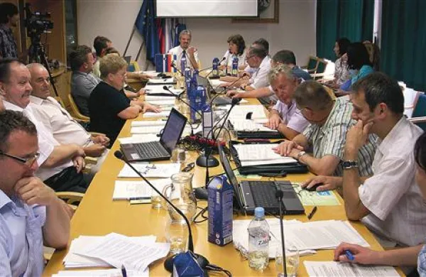 Pivški svetniki so s potrditvijo obvezne razlage občinskega prostorskega akta prepovedali gradnjo bioplinarn v Neverkah