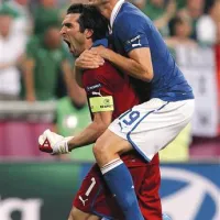 Leonardo Bonucci na ramenih Gianluigija Buffona