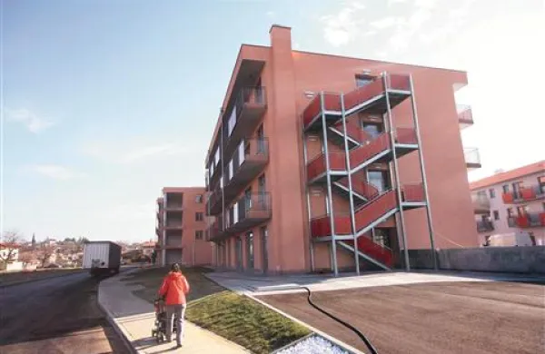 Socialni center je že mesece hiša duhov. Dogovora o njem še ni, vse bolj realna pa je možnost, da bo šel zavod, ki vodi projekt, v stečaj. In z njim po gobe tudi nesojeni  dom upokojencev...