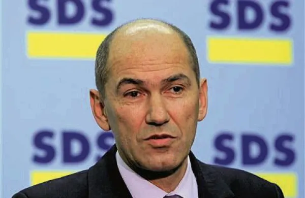 Medtem ko je SDS v vodstvu, pa vladi Janeza Janše zaupa le tretjina anketiranih