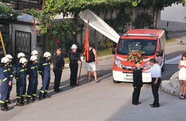 Povirskim gasilcem pa je sežanski župan izročil novo vozilo