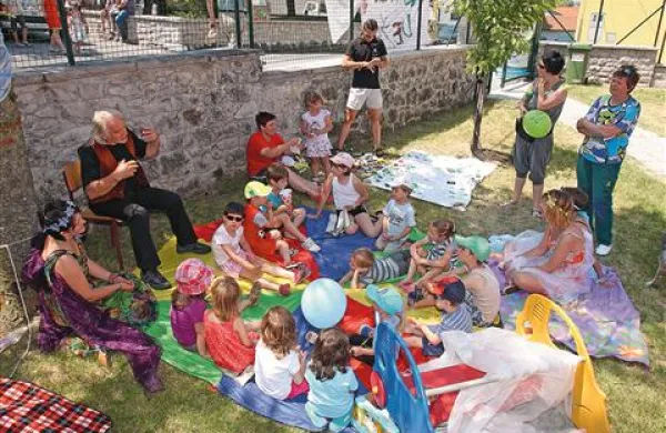 Malčki so z zanimanjem prisluhnili njim novi pravljici o volku in lisici