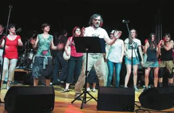 Emir Kusturica, učitelj plesa  v ognjevitem   balkanskem ritmu