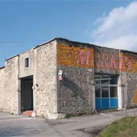 Market v  Vremskem Britofu, zgodnje in zelo pomembno delo skupine Kras, v kateri je deloval Vojteh Ravnikar 