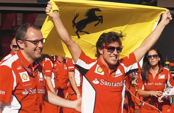 Še drugič v sezoni je  slavil ferrarijev dirkač  Fernando Alonso (na fotografiji v sredini), ki je dobil    preizkušnjo za Veliko nagrado Evrope