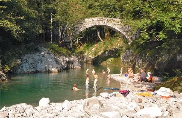 Na občini upajo, da bodo letos kopalci zaradi dražje parkirnine na Nadižo raje prihajali s kolesi ali peš