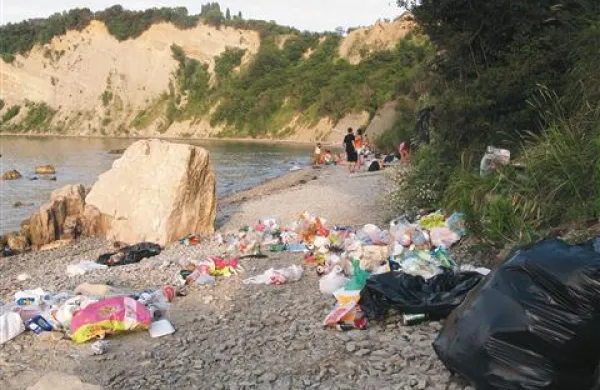 Taki prizori so tudi posledica zabav v Mesečevem zalivu, čeprav je zadrževanje tam ponoči prepovedano 