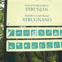 Opozorilne table obveščajo obiskovalce, česa vse ne smejo početi v Krajinskega parku Strunjan