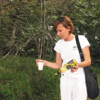 Naravovarstvena nadzornica Alenka Popić  med vsakim sprehodom pobira tudi odpadke, ki jih v parku puščajo nemarneži