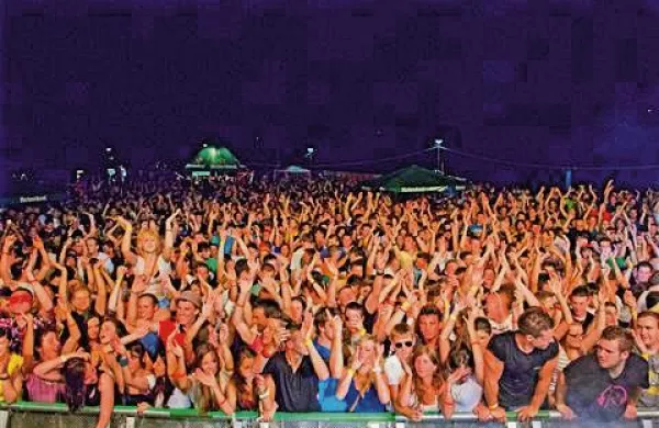 Izolska plaža pri Svetilniku je pokala po šivih