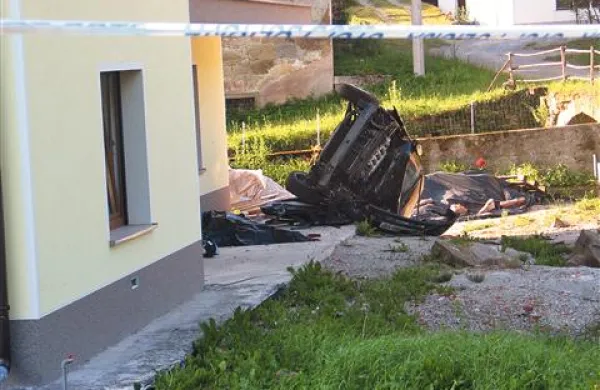Mladega voznika je v vasi Prem vrglo iz vozila v hišo