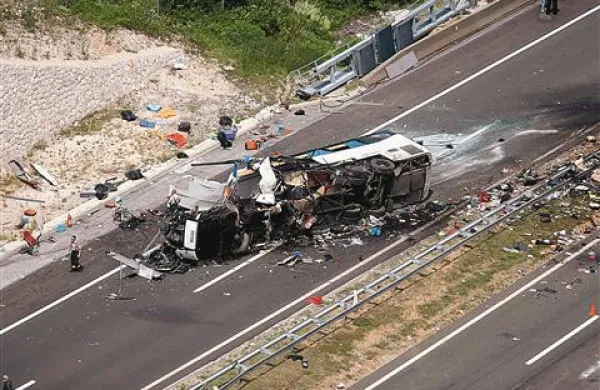 V avtobusu je umrlo osem čeških turistov