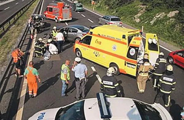 Na primorski avtocesti pred počivališčem Ravbarkomanda se je v soboto zjutraj zgodil hud nalet