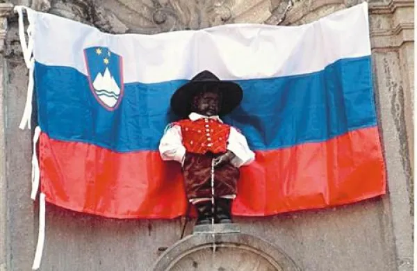  V počastititev 20. obletnice sklenitve diplomatskih odnosov med  Slovenijo in  Belgijo, je bil eden od glavnih bruseljskih simbolov - Fantek, ki lula - Maneken Pis - včeraj oblečen  nošo. V Varšavi pa je slovensko veleposlaništvo  pripravilo sprejem in razstavo  del grafičnega oblikovalca Miljenka Licula, njegove grafične zasnove znamk, osebnih dokumentov in tudi nekdanjih slovenskih tolarjev.