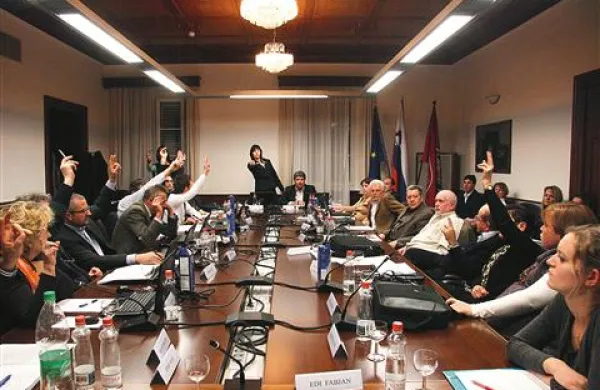 Vilijem Frančeškin (sedmi z desne) novembra lani ni dvignil roke za imenovanje Božidarja Dragana za direktorja Zavoda ŠTIP. Prepričan je, da je prav to eden od razlogov za njegovo razrešitev.