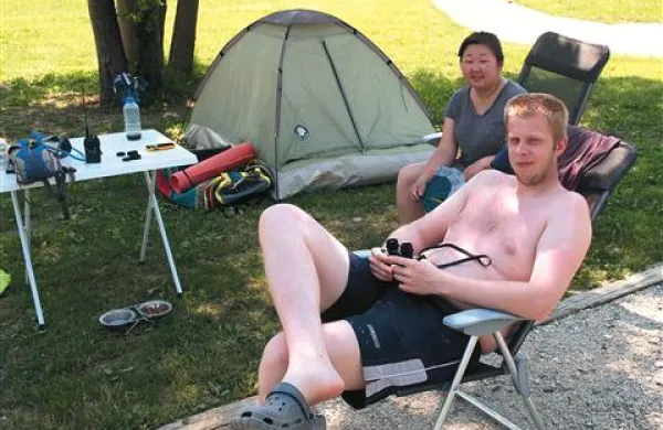  V zraku je tujim padalcem “frišno”, na tleh pa bi se jim v teh dneh prilegel skok v bazen