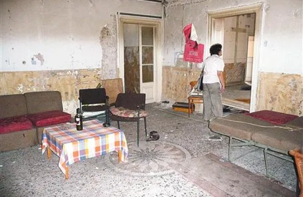 Improvizirano pohištvo v eni od soban kaže, da je palača občasno dom nepovabljenih gostov  