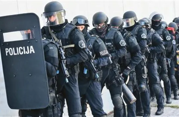 V spomin na upor agresorju na slovenskem ozemlju in na spopad policistov z JLA na mejnem prehodu Holmec leta 1991 policisti danes zaznamujejo dan slovenske policije