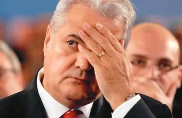 V Romuniji se vse bolj širijo dvomi v poročila o tem, kako je nedavno na zaporno kazen obsojeni bivši premier Adrian Nastase poskusil narediti samomor