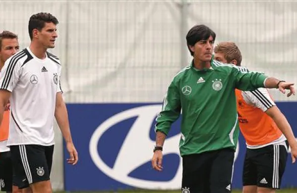 Smer finale: nemški selektor Joachim Löw (na fotografiji desno) in Mario Gomez