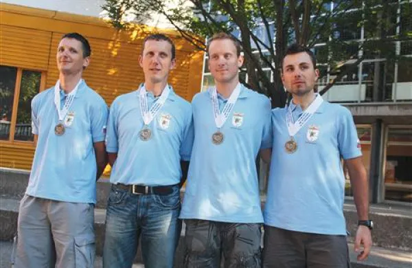 Člani ekipe Poklon Juretu Robiču (z leve)   Dean Bratuš, Damjan Rupnik,  Alen Štucin in Luka Vodopivec