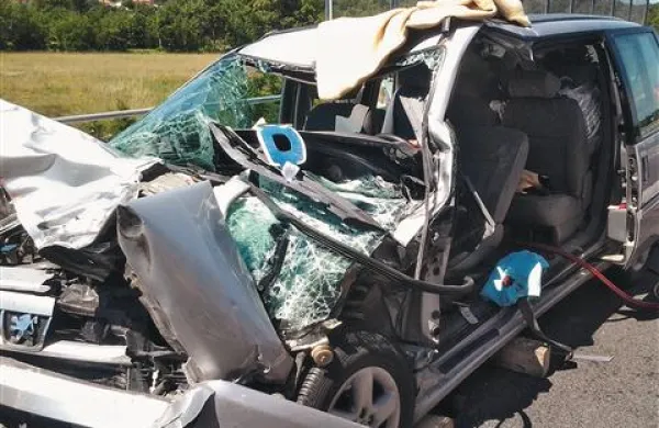 Francnoski voznik se je v prometni nesreči huje poškodoval, njegova sopotnica pa lažje