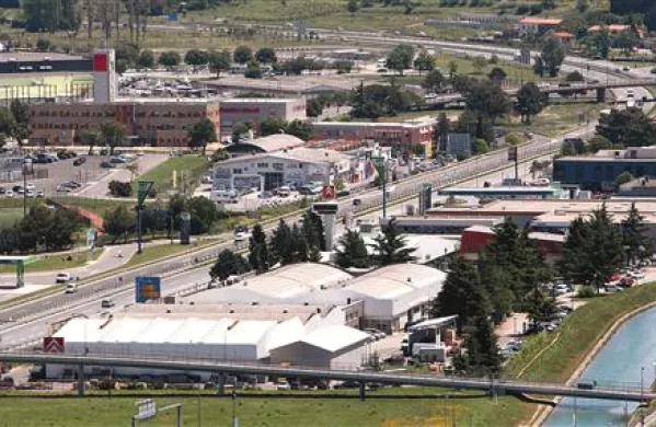 Citroënova vozila zdaj kupci kupujejo v sedanjih prostorih družbe (na fotografiji v ospredju), s prihodnjim  letom pa bodo ponje prihajali onstran hitre ceste, v prostore, kjer domuje  Trgo ABC
