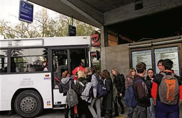 Po predlogu novele bi država dijakom in študentom sofinancirala mesečno vozovnico za avtobus in vlak, cena pa bi bila odvisna od števila kilometrov