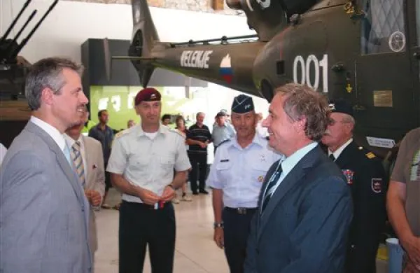 Minister za obrambo   ob obisku v pivškem parku vojaške zgodovine