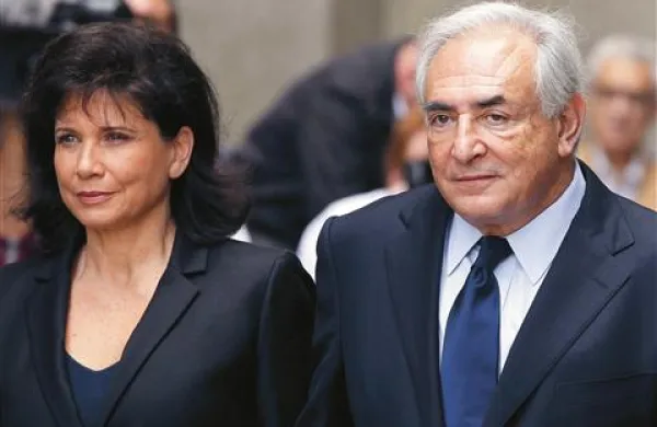 Nekdanji generalni direktor Mednarodnega denarnega sklada (IMF) Dominique Strauss-Kahn in njegova soproga Anne Sinclair se po 20 letih zakona ločujeta