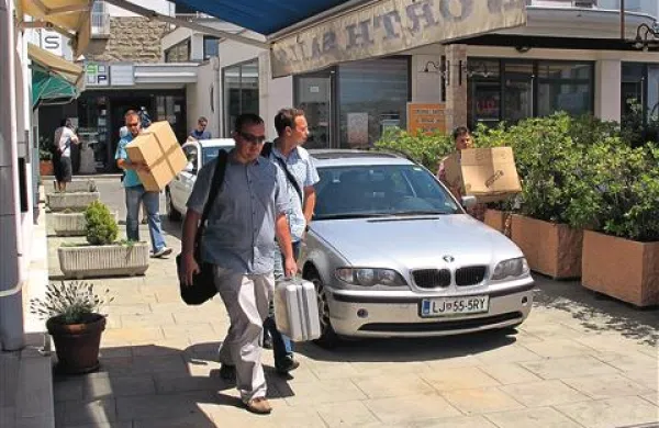 Včeraj nekaj pred 14. uro so koprski kriminalisti odkorakali iz prostorov ŠOUP s kartonskimi škatlami, v katerih so bili zaseženi dokumenti, ki so osnova za nadaljnje policijsko delo