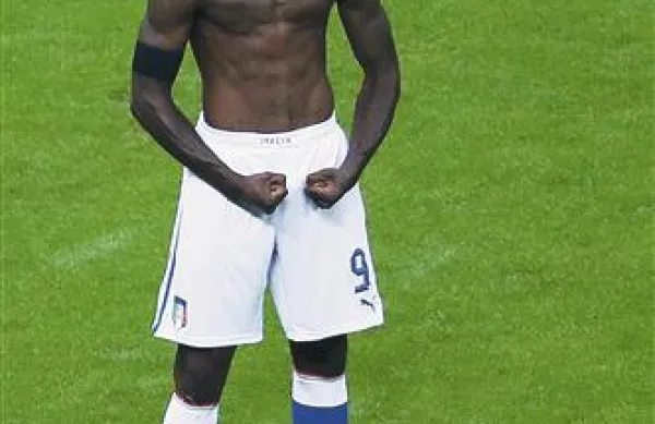 Mario Balotelli se je povzpel na vrh lestvice strelcev