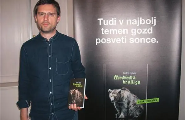 Postojnčan Andrej Rijavec ob predstavitvi knjižnega prvenca, v katerem je glavna zvezda mogočna kosmatinka. Z njo želi popularizirati rjavega medveda, ki je v očeh javnosti postal demoniziran.