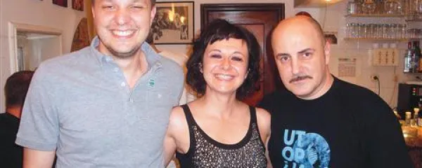 Lara Jankovič s Kokanom Mladenovićem (desno) in Markom Manojlovićem, ki bo režiral koprodukcijsko predstavo Gledališča Koper in Ateljeja 212 Ay Carmela. Jankovićeva bo v njej nastopila s prvakom beograjskega gledališča Branislavom Trifunovićem.