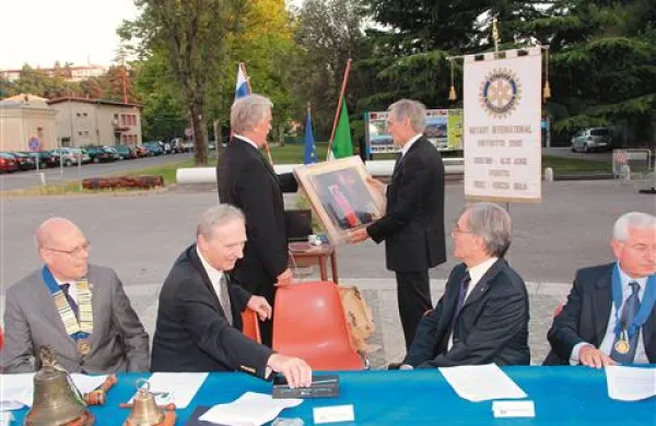 Rotary kluba iz Nove Gorice in Gorice sta na Trgu Evrope pripravila skupno slovesnost s predajo “žezel” novima vodilnima možema obeh organizacij in sprejemom novih članov