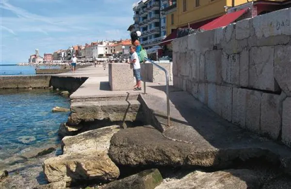 V Piranu bodo uredili dostop do plaže s kamenčki pri gledališču Tartini, obnovili betonske stopnice na dostopih v morje, pod cerkvijo pa nameravajo ob morju postaviti lesene klopce