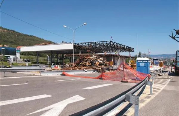 18. junija: odstranili so že več kot polovico nadstreška