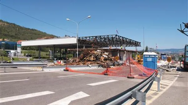 18. junija: odstranili so že več kot polovico nadstreška
