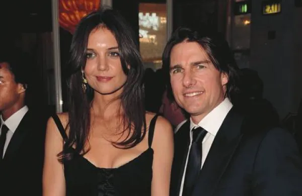 Odločitev ameriške igralke Katie Holmes, da se bo ločila od igralca Toma Cruisea, je sprožila nemalo ugibanj o tem, kaj je razlog za propad še enega “pravljičnega” hollywoodskega zakona